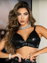 Top di paillettes e logomania